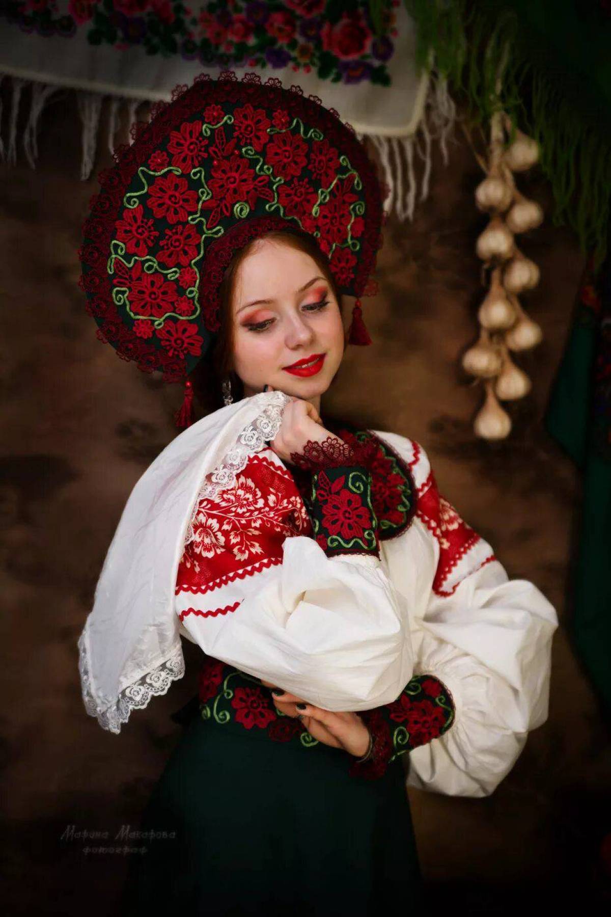 Take a pause and enjoy Women in Slavic costumes — streaming from Taiyuan