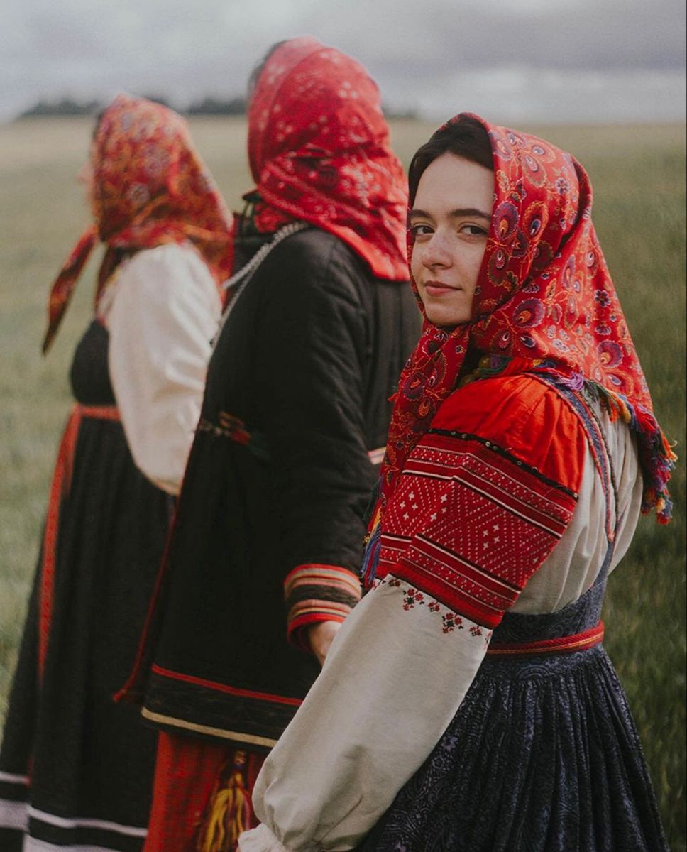 Women in Slavic costumes’s look of the day — catch her live in Taiyuan